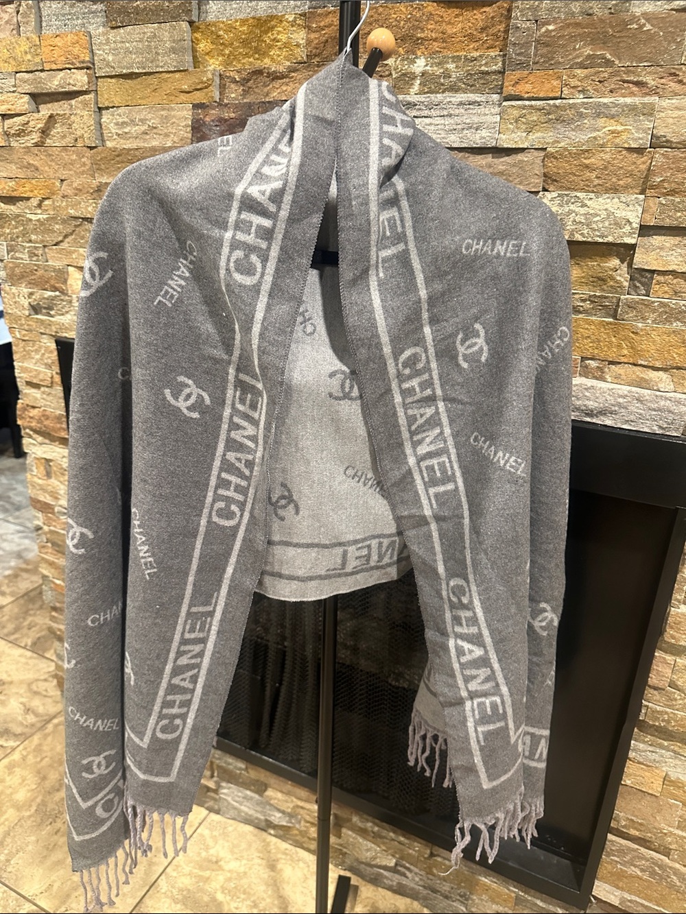 Print Scarf in Gray & White